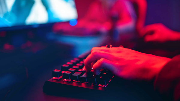 Quais são as diferenças entre um teclado gamer e um teclado normal?